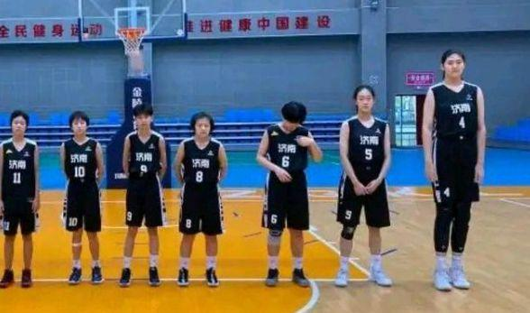 226cm14岁女孩身高追平姚明独霸篮下暴砍42分