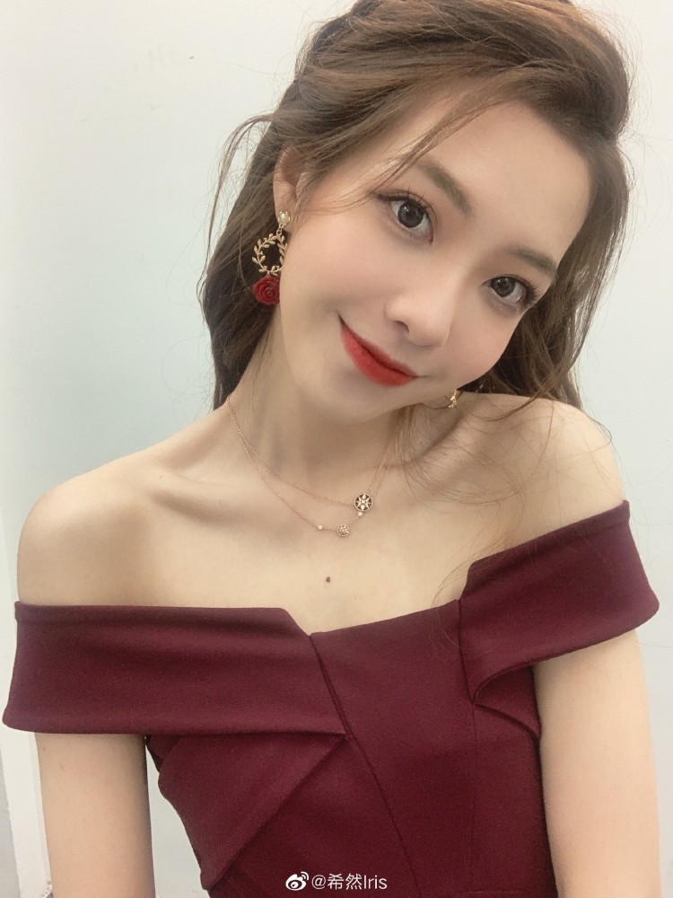 lpl女主持人希然微博发文整活引粉丝热议:看到你就饱了