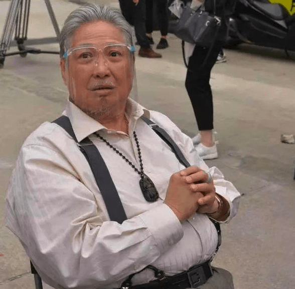 69岁洪金宝身形消瘦,安居上海亲自现身买菜,坐轮椅俩保镖护航_腾讯