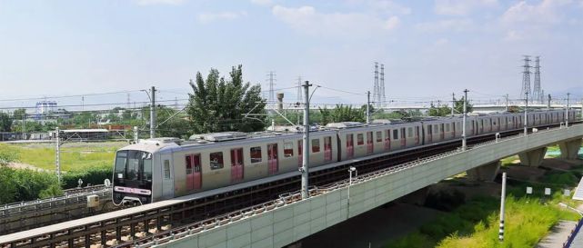 京港地铁14号线是北京地铁路网中一条超长l型线路,途经交通枢纽