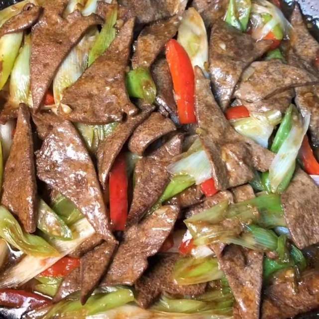 美食推荐:大葱炒猪肝,蒜香排骨,五花肉焖板栗,西芹炒