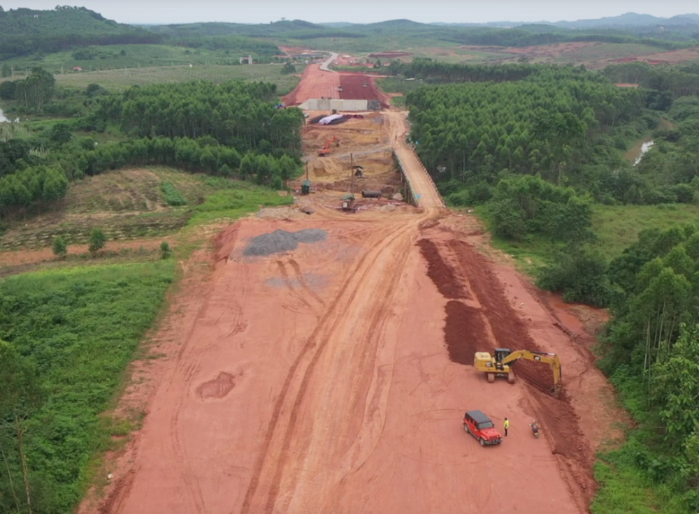 区至东津作业区疏港公路项目工程是贵港市规划实施的重点基础设施项目