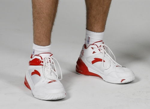 2021年了,斯科拉还在穿100元的安踏低端篮球鞋?