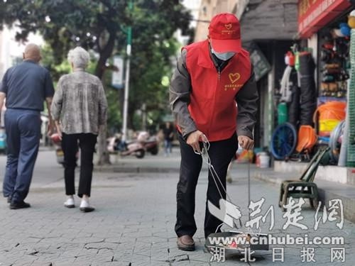 志愿者上街清扫马路.通讯员供图