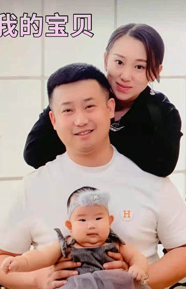 丫蛋与二婚老公罕见同框,亲密依偎满脸笑,小鹏飞怀抱女儿太温馨