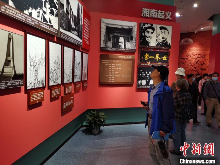 游客在湖南党史陈列馆参观. 向一鹏 摄