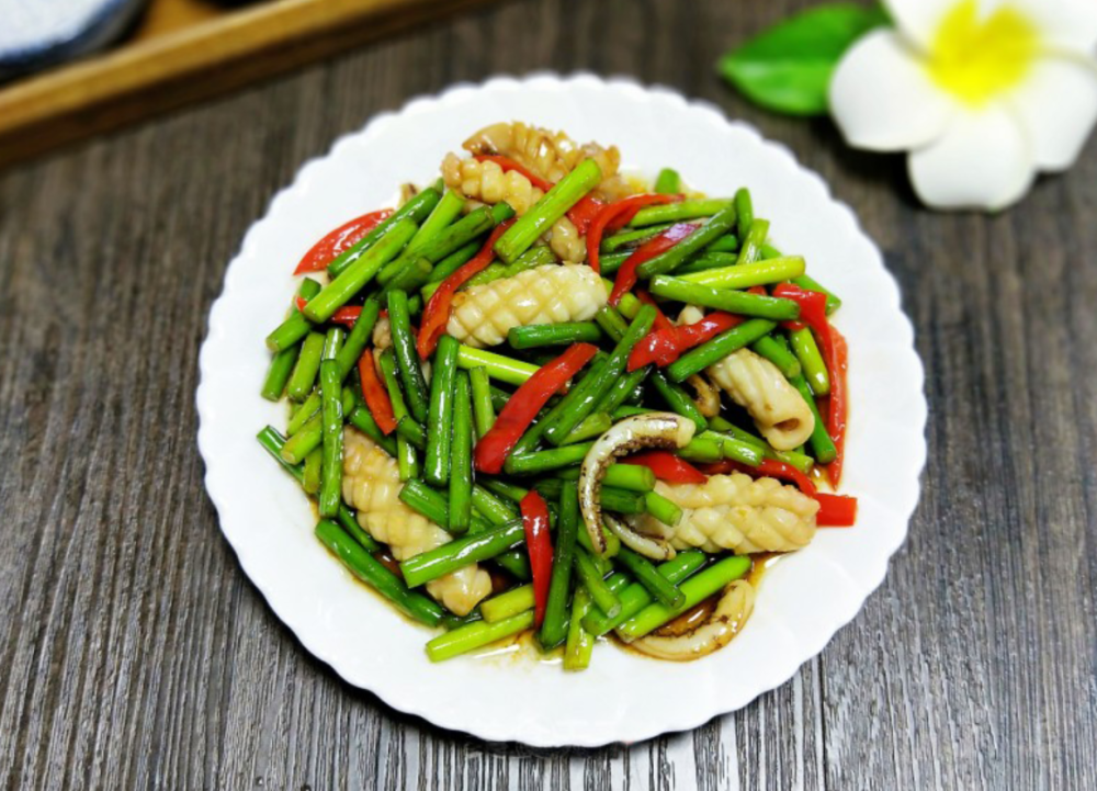还有一些营养健康的开胃小菜——蒜苔炒鱿鱼,鱿鱼价格虽然贵一些,但是