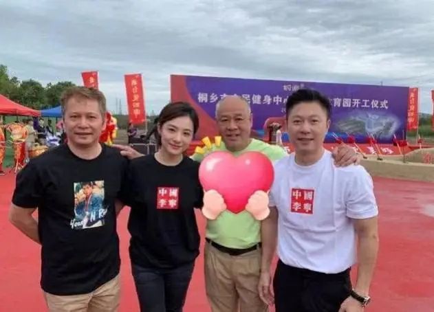 56岁李宁事业红火身价上亿儿女双全妻子韵味十足不显老