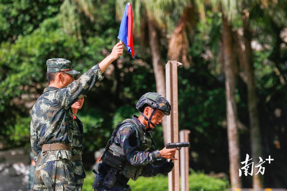 深圳:实拍武警特战队夏季大练兵