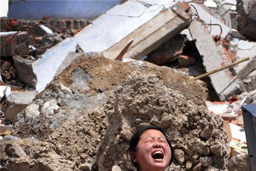汶川地震共造成69227人死亡,374643人受伤,17923人失踪,直接经济损失