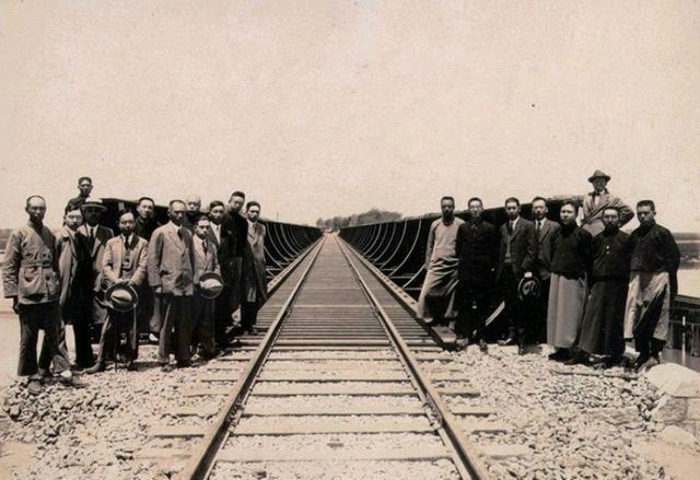 100多年前,詹天佑修建的人字形铁路,耗资693万,如今成