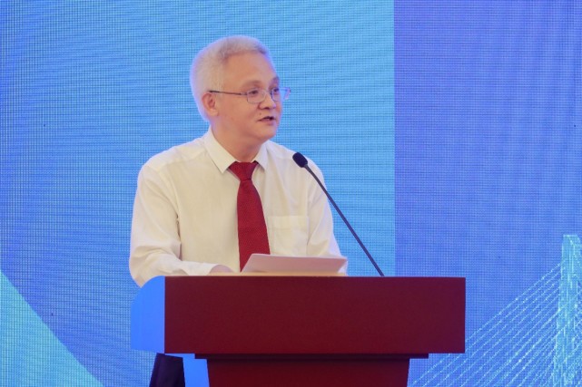 中山大学党委常务副书记,副校长马骏主持会议(肖遥摄)