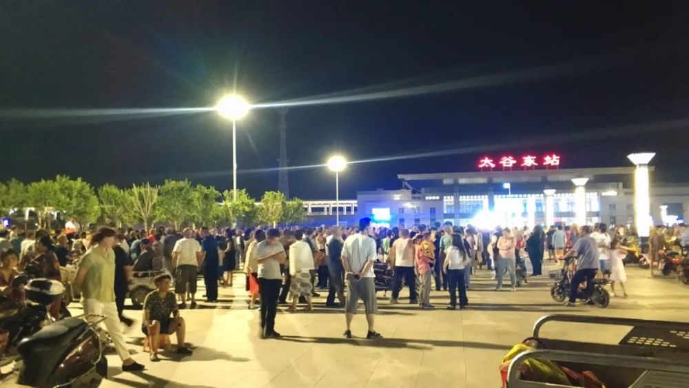 太谷东站广场的热闹夜晚