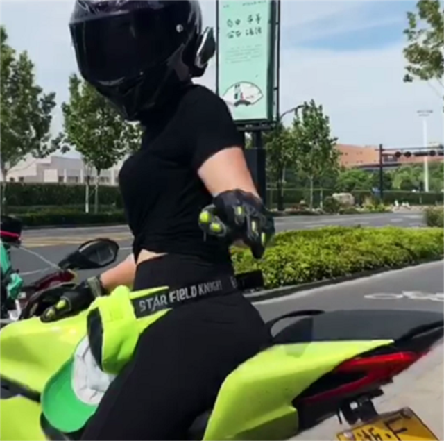 嘉兴首台"绿色"杜卡迪959,车主女骑士,在路口拍照还被
