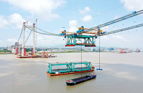 瓯江北口大桥开始吊装加劲梁,将成世界首座三塔四跨双层钢桁梁悬索桥