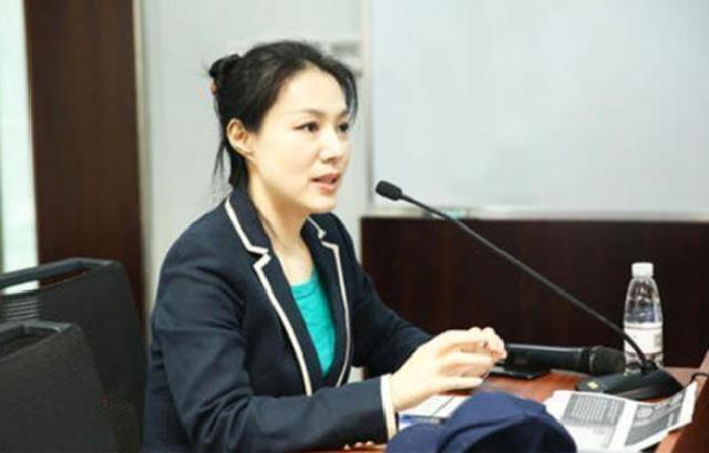 北大美女教授史蛟:美貌和智慧兼具,34岁未婚引学生焦虑