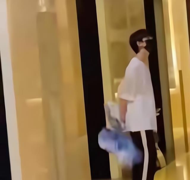 左航衣服被私生扯掉围堵在公司楼下左航全程黑脸