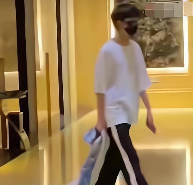 左航衣服被私生扯掉,围堵在公司楼下,左航全程黑脸