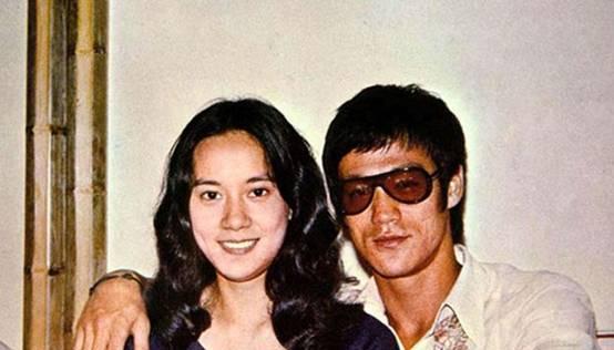 1973年,李小龙死在丁佩床上,向华强坚持娶她,为何又被
