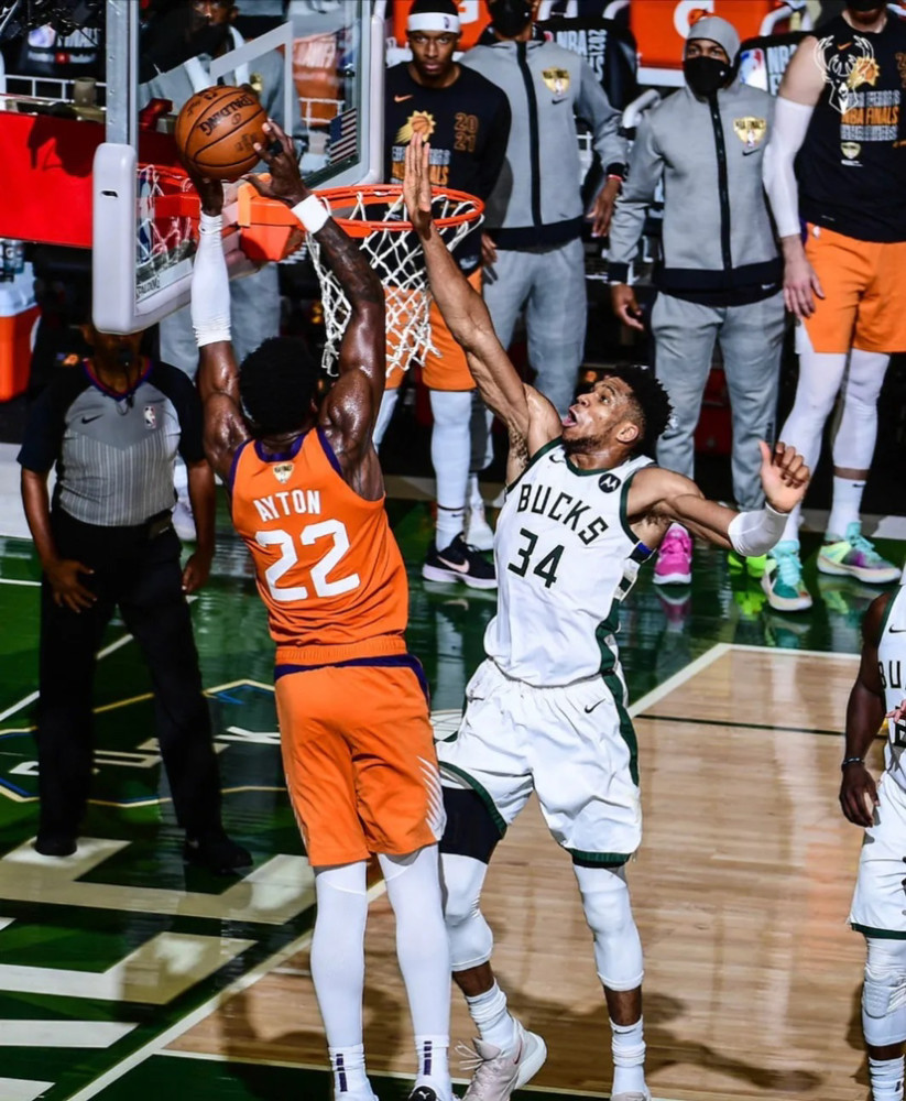 昨天,2020-2021年nba总决赛第四场落下帷幕,雄鹿险胜太阳,拿下关键的