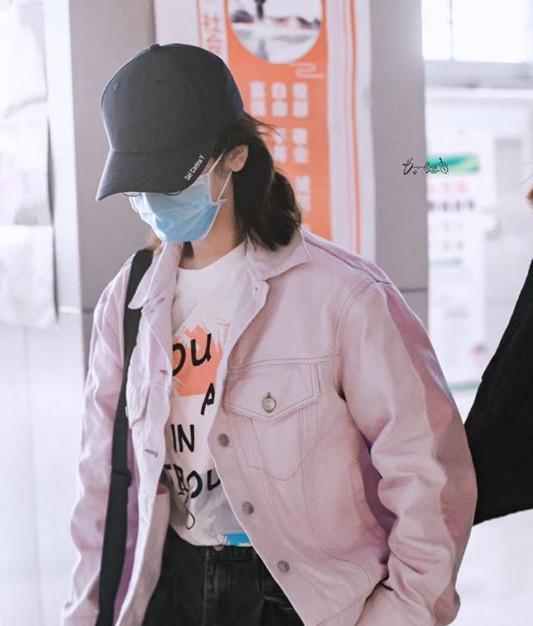 杨紫,当天她身穿粉色外套,内穿白色t恤,再穿深色牛仔裤,戴口罩和帽子