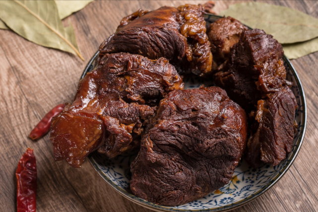 做卤牛肉,牢记"1腌2泡"的窍门,牛肉软烂入味,没腥味还