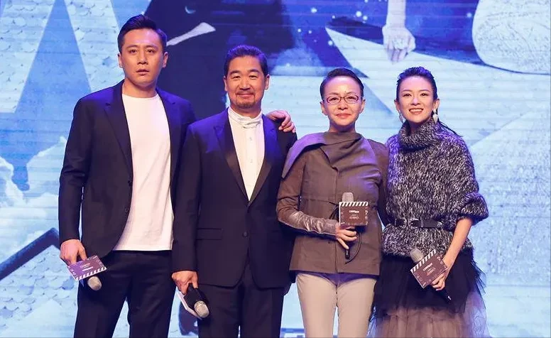 宋丹丹为张国立颁奖,她说:下面有请邓婕的老公,我的男朋友张国立上场!