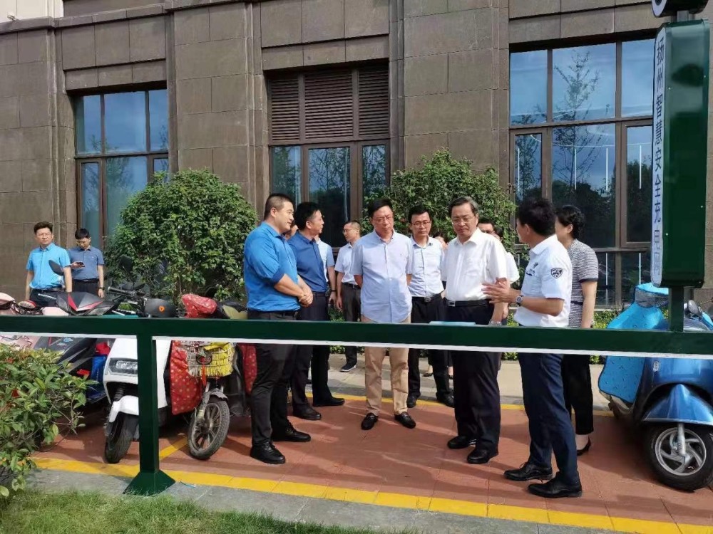 调研我市新型电力装备产业,市委改革办副主任马俊及我局王正年局长,华