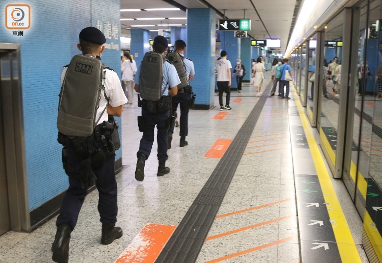 香港反恐特勤队首度派出便装警员,在港铁站及法院巡逻