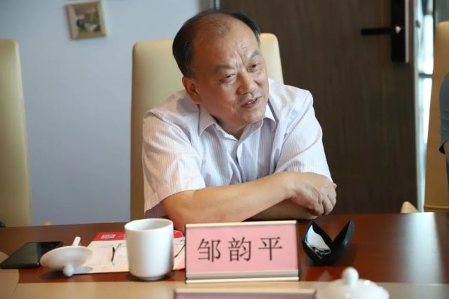 山(左)深宝所党支部书记 覃俊翔(右)深宝所主任 黄振辉(左)宝城所律师