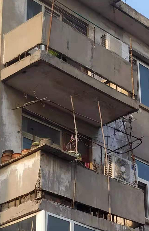目前也只能尽量加固阳台.