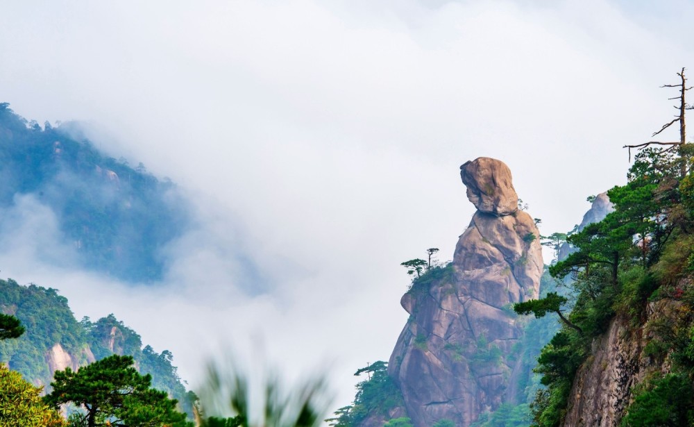 江西一座海拔1819.9米的山,由东南向西北倾斜,是道教名山