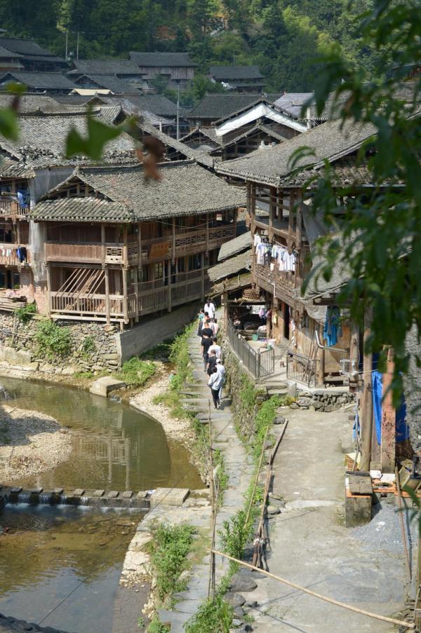 7月16日,游客在榕江县栽麻镇大利侗寨游览.