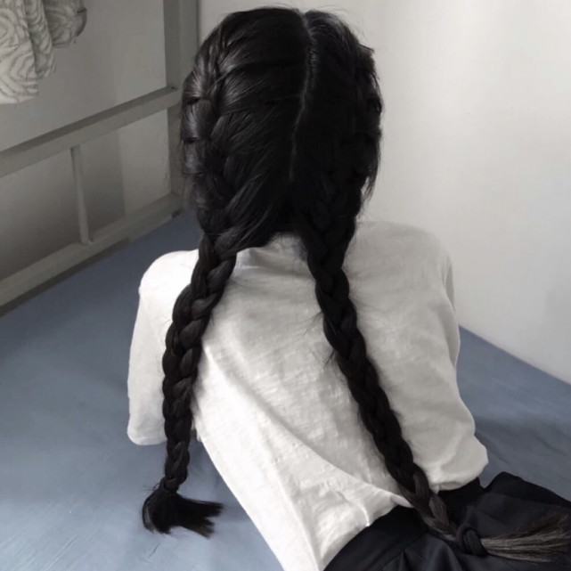 漂亮女头双马尾背影超可爱