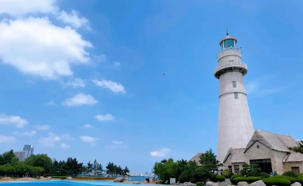 山东威海市是一个凉爽宜人,风景 秀丽的地方