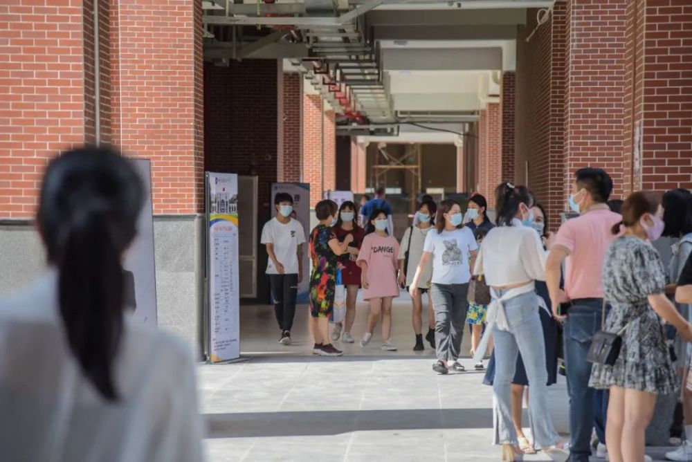 学校坐落于风景旖旎的南海区西樵镇樵丹北路,西樵山下,听音湖畔,交通