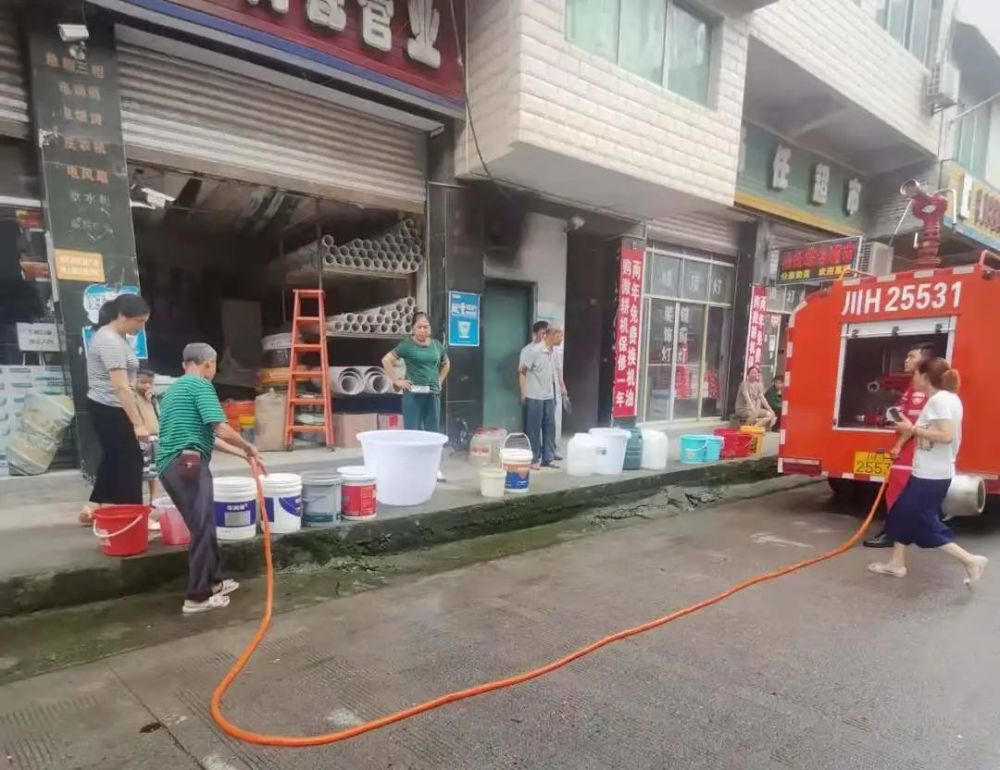 驻双汇消防队为双汇街道居民送生活用水英萃镇 英萃镇开展汛后