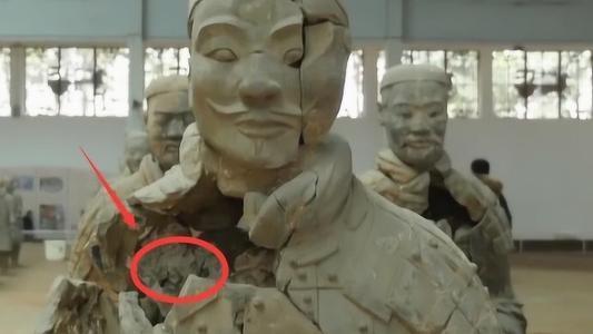 兵马俑是"真人"烧制出来的吗?一尊破碎的兵马俑,最终解开谜题