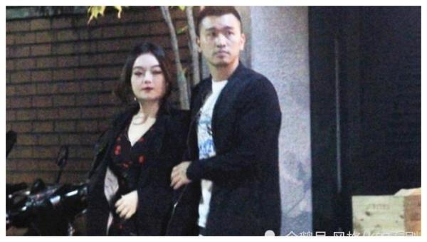 24岁女星与38岁富商亲密约会男方已婚有2子自曝下周签字离婚