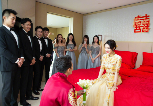 知名男星豪华婚礼曝光,伴郎伴娘颜值逆天,却拿辣椒酱