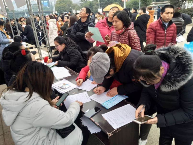 大学毕业找工作,校招和社招哪个更吃香?一字之差结果却有大不同