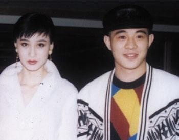 57岁时李连杰将20亿给了智利,但糟糠妻却住了10年的地下室