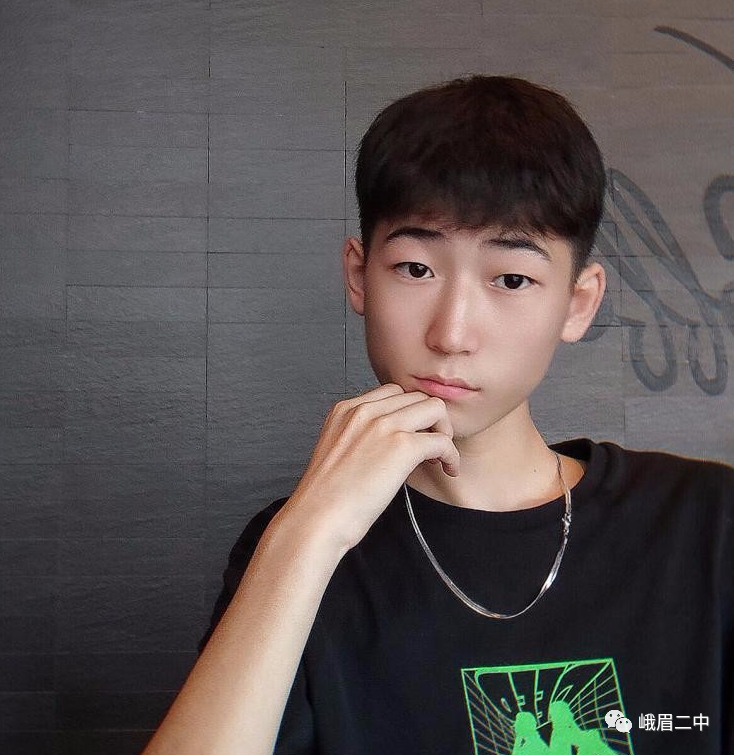提前批录取通知书来了!峨眉二中两位帅小伙即将披上戎装