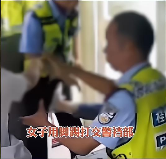 女司机闯红灯被罚,不满之下猛踢交警裆部,抱着胳膊就咬