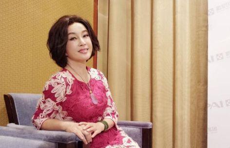 65岁刘晓庆近照,豹纹紧身连衣裙凸显高贵