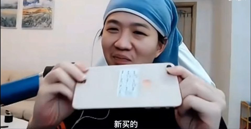 难怪吕德华爱砸手机!狂砸多年手机仅掉层漆,粉丝:你在