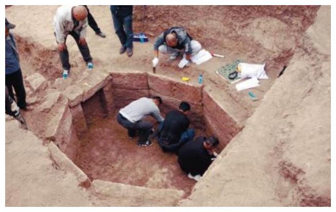 内蒙古发现一合葬墓,夫妻两人相互依偎,专家:1000年,总算找到了