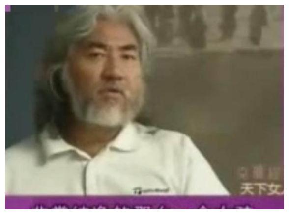 在片场,修庆基本是手把手地在教刘亦菲,细致到帮她把台词划下来,标上