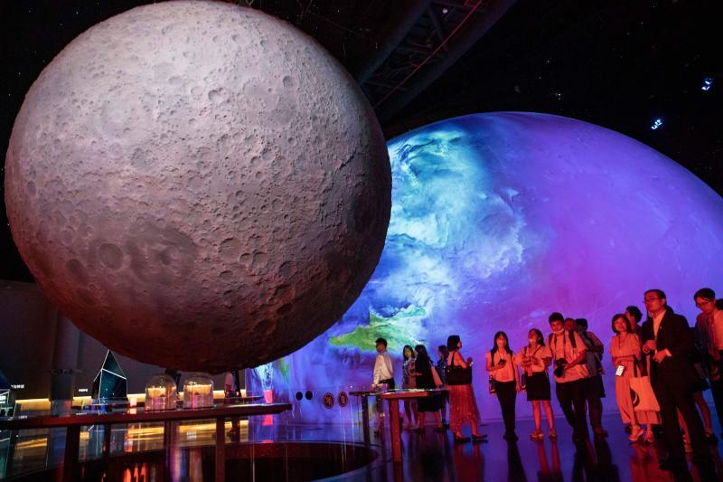 上海天文馆今日正式对公众开放,市民可近距离看"月壤"