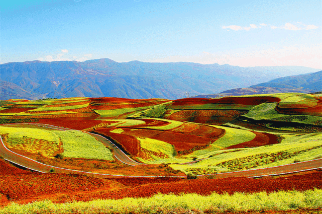 东川红土地位于昆明市东川区西南40多公里的红土地镇,因云南东川高温